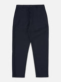 Découvrez le Military Chino de Universal Works : un pantalon workwear ajusté avec une coupe confortable et une jambe fuselée. Parfait pour un style casual et élégant.