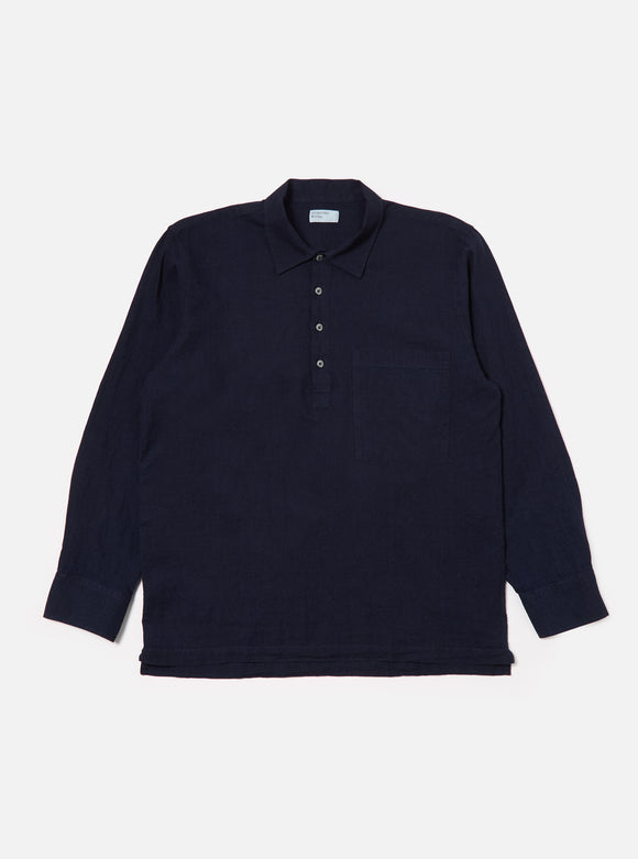 Pullover LS Shirt Indigo Navy Universal Works, coupe décontractée et col chemise. Confectionné en coton indigo de haute qualité pour un confort optimal. Teinte bleu marine profonde, idéale pour un style casual élégant. Disponible dans notre concept store homme à Versailles.