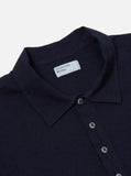 Détail du col chemise et de la patte de boutonnage du Pullover LS Shirt Indigo Navy Universal Works. Finitions minimalistes et boutons discrets pour une allure sophistiquée. Disponible en exclusivité dans notre concept store à Versailles.