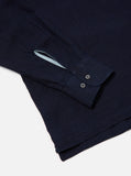 Focus sur les manches longues et les poignets du Pullover LS Shirt Indigo Navy Universal Works. Ourlets soignés et boutons élégants pour une touche raffinée. Essayez-le dans notre boutique à Versailles.