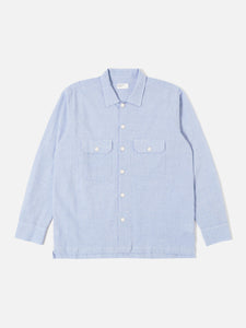 L/S Utility Shirt Pale Blue Seersucker Universal Works, chemise à manches longues inspirée du workwear. Tissu en seersucker léger et texturé, parfait pour un confort optimal et une bonne respirabilité. Coloris bleu pâle élégant et polyvalent. Disponible exclusivement en boutique chez SEE YOU, concept store à Versailles.