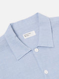 Détail du col classique et de la patte de boutonnage de la L/S Utility Shirt Pale Blue Seersucker Universal Works. Finitions impeccables pour une allure sophistiquée et décontractée. Disponible en exclusivité chez SEE YOU, concept store à Versailles.