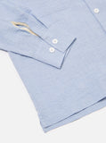 Focus sur les poches plaquées et les finitions de la L/S Utility Shirt Pale Blue Seersucker Universal Works. Design fonctionnel inspiré des vêtements utilitaires, alliant praticité et élégance. Essayez-la dès aujourd’hui chez SEE YOU, concept store à Versailles.
