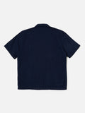 Road Shirt Indigo Herringbone Denim Universal Works vue de dos. Coupe fluide et légèrement ample pour un tombé naturel. Tissu texturé à chevrons, apportant du caractère et une touche vintage. Essayez-la dans notre boutique à Versailles.