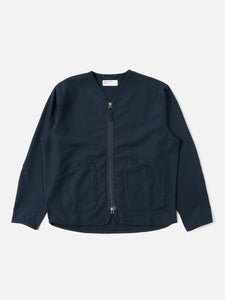Zip Liner Jacket Navy Slub Sateen Universal Works, une veste légère et polyvalente avec une coupe décontractée. Confectionnée en satin de coton slub texturé, elle allie confort et élégance. Fermeture zippée bidirectionnelle et poches plaquées pour un style utilitaire moderne. Disponible en boutique chez SEE YOU, concept store à Versailles.