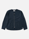 Zip Liner Jacket Navy Slub Sateen Universal Works, une veste légère et polyvalente avec une coupe décontractée. Confectionnée en satin de coton slub texturé, elle allie confort et élégance. Fermeture zippée bidirectionnelle et poches plaquées pour un style utilitaire moderne. Disponible en boutique chez SEE YOU, concept store à Versailles.
