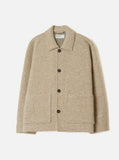 Veste polaire en laine Universal Works Rams de couleur fauve, avec boutons et poches plaquées, sur fond blanc.