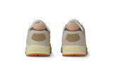 CHAUSSURE L’ARRIÈRE ON RETROUVE LES COULEURS BEIGE GRIS ET ORANGE KARHU FINLANDE 