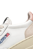 Zoom sur le logo Autry des Medalist LS37 blanc et rose poudré, baskets femme, détails premium, dispo à Versailles