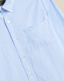 Rayures verticales bleu clair et blanc pour une silhouette allongée et un style frais. Une chemise estivale signée Portuguese Flannel, à découvrir chez SEE YOU à Versailles.