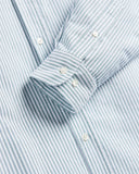 Motif rayé vertical vert et blanc – frais, graphique et élégant. Une signature de style Portuguese Flannel, à retrouver chez SEE YOU à Versailles.