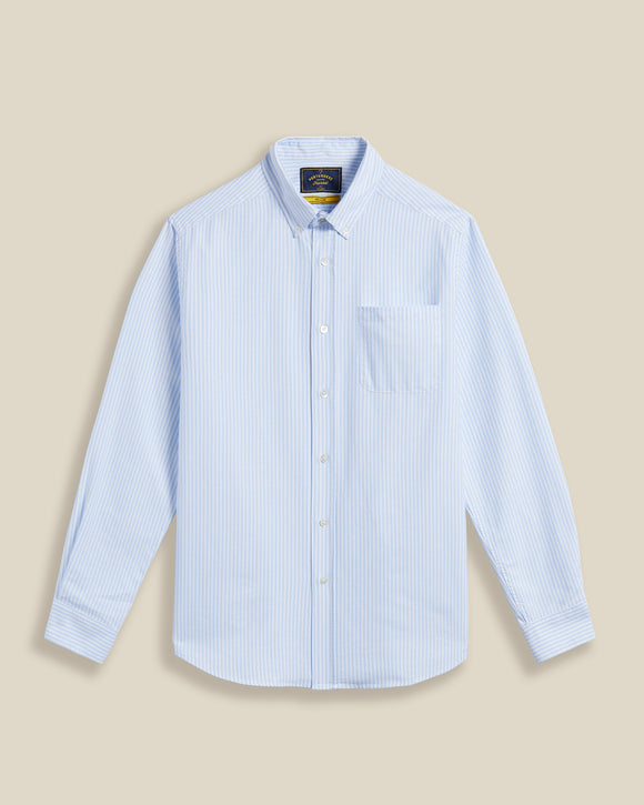 Chemise à rayures bleues et blanches Belavista – coupe droite, col boutonné, 100 % coton. Une pièce estivale raffinée signée Portuguese Flannel, disponible chez SEE YOU à Versailles.