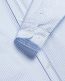 Motif rayé vertical bleu et blanc – frais, graphique et élégant. Une signature de style Portuguese Flannel, à retrouver chez SEE YOU à Versailles.