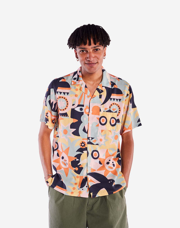 Chemise Guanacaste OLOW portée par un modèle. Coupe confortable et légèrement ample, idéale pour une tenue estivale élégante. S’accorde parfaitement avec un pantalon en lin, un chino ou un short. Disponible en boutique chez SEE YOU à Versailles.