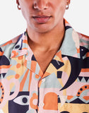 Détail du col classique et des boutons en bois de la Chemise Guanacaste OLOW. Finitions naturelles pour un style intemporel et raffiné. Disponible en exclusivité chez SEE YOU, concept store à Versailles.