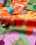 Gros plan sur le tissu en coton biologique de la Chemise Aloha Wildflowers OLOW. Léger et respirant, parfait pour l’été. Un équilibre entre style et confort à découvrir en boutique chez SEE YOU à Versailles.