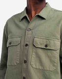 Détail du col classique et des boutons de la chemise Décré Taza Vert Olive OLOW. Finitions soignées et boutonnière discrète pour un look élégant et raffiné.