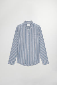 Chemise Arne Twill Blue White Stripes NN.07, coupe élégante et col classique. Confectionnée en twill de coton doux et résistant. Rayures bleu et blanc intemporelles, parfaites pour un look chic et polyvalent. Disponible dans notre concept store homme à Versailles.