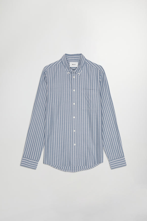 Chemise Arne Twill Blue White Stripes NN.07, coupe élégante et col classique. Confectionnée en twill de coton doux et résistant. Rayures bleu et blanc intemporelles, parfaites pour un look chic et polyvalent. Disponible dans notre concept store homme à Versailles.