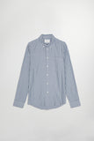 Chemise Arne Twill Blue White Stripes NN.07, coupe élégante et col classique. Confectionnée en twill de coton doux et résistant. Rayures bleu et blanc intemporelles, parfaites pour un look chic et polyvalent. Disponible dans notre concept store homme à Versailles.