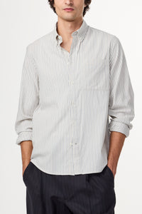 Détail du col classique et des boutons de la Chemise Arne Twill Sea Stripes NN.07. Finitions haut de gamme et boutonnière discrète pour un rendu sophistiqué. Disponible en exclusivité dans notre concept store à Versailles.