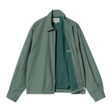 Détail du col classique en velours côtelé contrasté et fermeture zippée sous patte boutonnée. Une finition soignée et une touche vintage signée Carhartt WIP. À retrouver chez SEE YOU à Versailles.