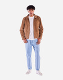 Blouson Austol taupe OLOW porté par un modèle. Coupe droite et ajustée pour un look moderne et polyvalent. Idéal pour une tenue casual ou semi-formelle.