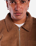 Blouson Austol taupe OLOW, détail du col et fermeture. Col classique structuré et boutons robustes pour un style élégant et fonctionnel. Tissu doux et résistant pour un confort optimal.