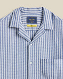 Col camp revisité pour un look rétro moderne, boutons ton sur ton et couture renforcée. Un essentiel raffiné, signé Portuguese Flannel. Disponible chez SEE YOU à Versailles.