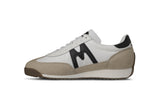 Focus sur les matériaux premium de la KARHU Mestari Silver Lining Black. Association de suède doux et de mesh respirant pour un confort optimal et une durabilité accrue. Un classique revisité, disponible chez SEE YOU, concept store à Versailles.