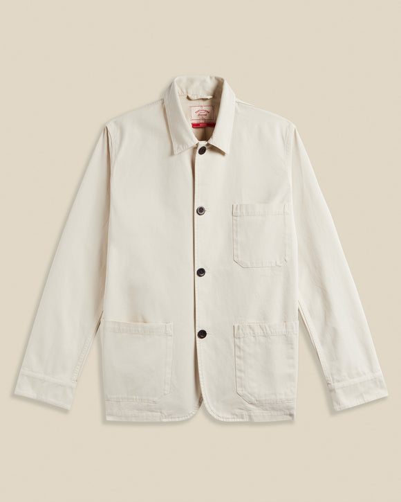 Veste Labura Portuguese Flannel en coton écru – coupe droite inspirée du workwear, trois poches plaquées et tissu naturel de qualité. Une pièce minimaliste et élégante, disponible chez SEE YOU, concept store à Versailles.