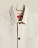 Col chemise classique, boutons en corozo et surpiqûres apparentes. Une veste aux finitions premium, pensée pour durer. Disponible chez SEE YOU à Versailles.