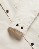 La veste Labura écru Portuguese Flannel portée en look urbain casual. Idéale avec un jean brut ou un chino. Une pièce intemporelle, disponible chez SEE YOU à Versailles.