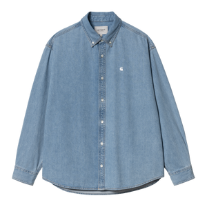 Chemise Lucas Denim Blue Bleached de Carhartt WIP, une pièce en denim délavé qui allie robustesse et style casual. Confectionnée en coton épais pour une durabilité maximale, elle présente une coupe droite et un look vintage. Disponible en boutique chez SEE YOU, concept store à Versailles.