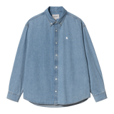 Chemise Lucas Denim Blue Bleached de Carhartt WIP, une pièce en denim délavé qui allie robustesse et style casual. Confectionnée en coton épais pour une durabilité maximale, elle présente une coupe droite et un look vintage. Disponible en boutique chez SEE YOU, concept store à Versailles.
