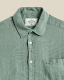 Col classique raffiné et boutons ton sur ton. Une chemise lin chic, parfaite pour un look casual ou habillé. À retrouver chez SEE YOU, boutique masculine à Versailles.