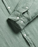Manches longues avec poignets boutonnés et finitions soignées. Une chemise aux détails sobres mais élégants. En vente à Versailles chez SEE YOU.