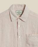 Col classique raffiné et boutons ton sur ton. Une chemise lin chic, parfaite pour un look casual ou habillé. À retrouver chez SEE YOU, boutique masculine à Versailles.