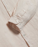 Manches longues avec poignets boutonnés et finitions soignées. Une chemise aux détails sobres mais élégants. En vente à Versailles chez SEE YOU.
