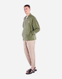 Sweat zippé Manso vert de la marque OLOW, confectionné en coton biologique. Design minimaliste avec zip frontal, col montant et poches latérales. Coupe confortable et écoresponsable.