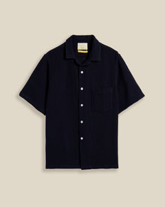 Chemise Salva bleue marine Portuguese Flannel – dos épuré avec tombé fluide et finitions soignées. Parfaite pour un look casual chic. À découvrir en boutique chez SEE YOU à Versailles.