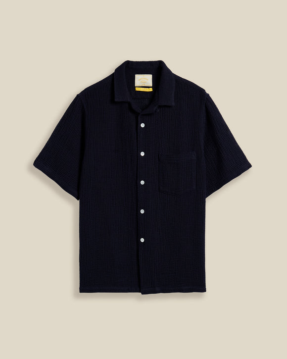 Chemise Salva bleue marine Portuguese Flannel – dos épuré avec tombé fluide et finitions soignées. Parfaite pour un look casual chic. À découvrir en boutique chez SEE YOU à Versailles.