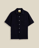 Chemise Salva bleue marine Portuguese Flannel – dos épuré avec tombé fluide et finitions soignées. Parfaite pour un look casual chic. À découvrir en boutique chez SEE YOU à Versailles.