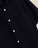 Tissu en coton doux et respirant, signature de Portuguese Flannel. Une matière haut de gamme fabriquée au Portugal. À retrouver chez SEE YOU, boutique de prêt-à-porter masculin à Versailles.