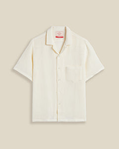 Chemise à manches courtes Salva White Portuguese Flannel – coupe droite, tissu blanc texturé en coton portugais de qualité. Élégance estivale et confort réunis. Disponible chez SEE YOU, concept store à Versailles.