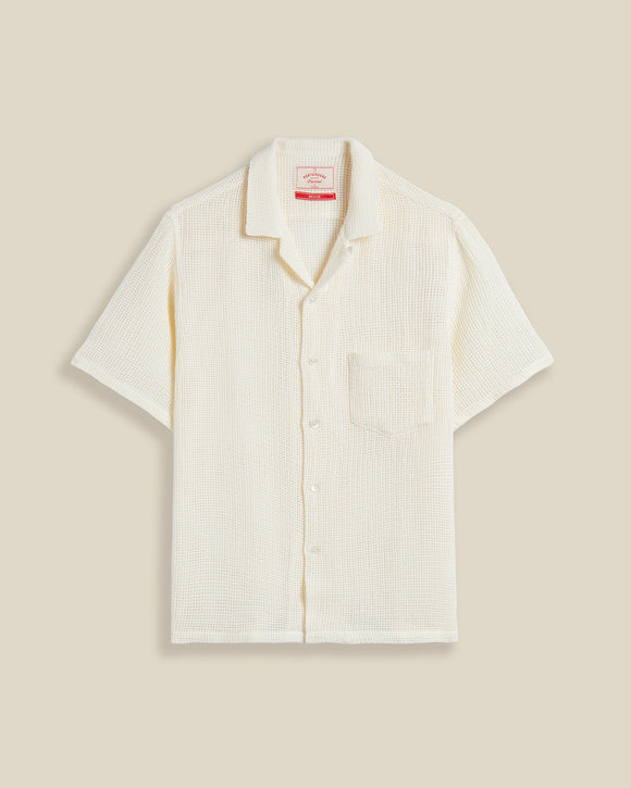 Chemise à manches courtes Salva White Portuguese Flannel – coupe droite, tissu blanc texturé en coton portugais de qualité. Élégance estivale et confort réunis. Disponible chez SEE YOU, concept store à Versailles.