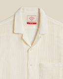 Col camp ouvert pour un style rétro et estival, boutons nacrés discrets pour une finition raffinée. Chemise disponible chez SEE YOU à Versailles.