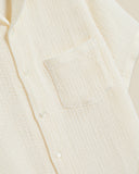 Tissu en coton doux et respirant, signature de Portuguese Flannel. Une matière haut de gamme fabriquée au Portugal. À retrouver chez SEE YOU, boutique de prêt-à-porter masculin à Versailles.