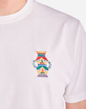 Détail du col rond du T-shirt Duali Beige. Finitions soignées avec bord-côte fin et coutures renforcées, garantissant une tenue parfaite et une meilleure durabilité.