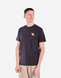 T-shirt Magic Flower Black OLOW porté par un modèle. Coupe décontractée et polyvalente, idéale pour un look casual. Se marie parfaitement avec un jean ou un short.